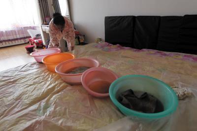 芒康楼上漏水，住户失联，小区没物管，业主维权难！律师来支招……